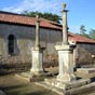 Saint-Christau : On note dans l'enclos du cimetire deux spultures voisines et semblables, chacune constitue d'un socle  marches de pierre surmont d'un ft hexagonal, d'une colonne et d'un vase funraire. L'une concerne Jean-Pierre Auguste Loustau (1797-1855), ancien maire de Benquet. Sur l'autre, la plus proche de l'glise, on peut lire  Ici repose Bertrand Petit Loustau, ancien garde du corps de S.M. Louis XVI, dcd  Benquet le 26 janvier 1831  l'ge de 73 ans. Priez pour lui .  On note aussi la prsence de la spulture d'un chevalier, compagnon de Saint-Louis.